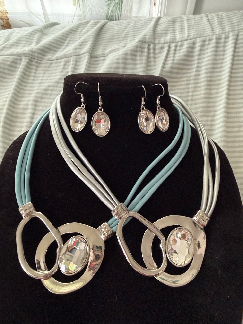 New Women’s 10” Choice of blue or silver bold necklaces with matching earrings